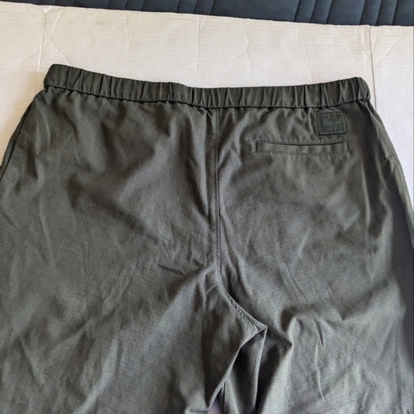 HERSCHEL MEN'S BELTED  KHAKI SHORTS SIZE LARGE - Picture 3 of 9